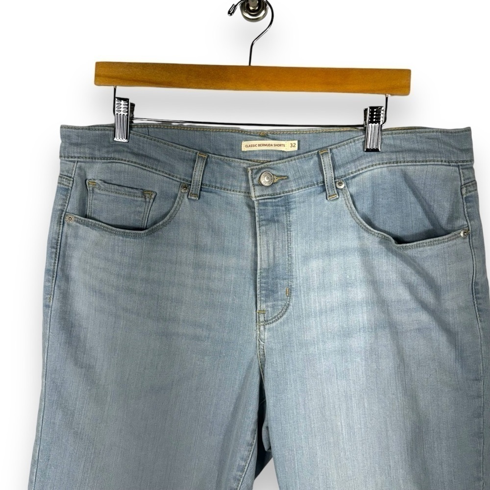 Levi's Classic Bermuda Casual Modest Shorts Jorts, Light Wash, Size 32W - Picture 2 of 10